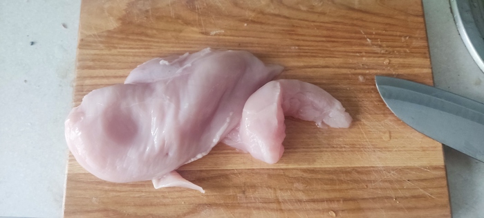 Нарезать куриные грудки,, когда лук поджарится, кинуть это дело в казан