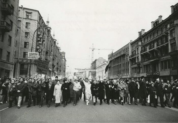 Демонстрация в поддержку демократии. Фотография Владимира Сергиенко. Москва, 1993 год