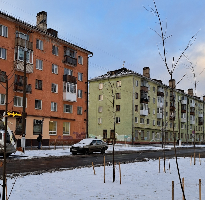 Эклер - это старенький Рено Симбол. На ул. Воронина в Северодвинске