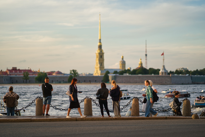 На фото спуск к Эрмитажной пристани перед Эрмитажным мостом.