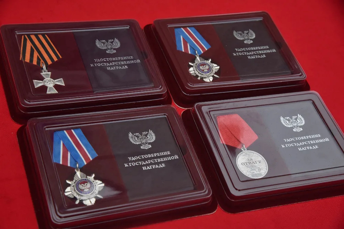 ну вот например - георгиевский крест , как георгиевский 4 из наград РФ, но это не он , а отвага- как у заслуг перед отечеством колодка....