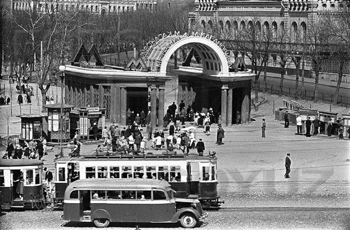 1930-е годы, станция метро «Дворец Советов» (ст. м. «Кропоткинская»).