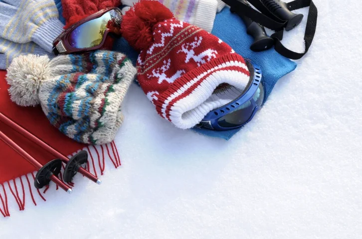 Детский спортивный инвентарь на зиму: выгодные скидки на санки, коньки, лыжи