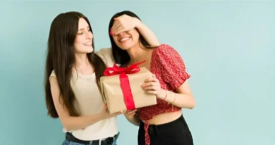 Как выбрать подарок для подруги на Новый год