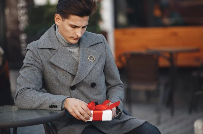 По статусу отношений и возрасту: подарок мужчине на день рождения с учётом контекста