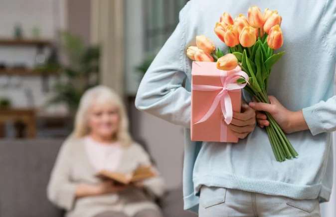 Как правильно выбрать подарок бабушке на 8 марта
