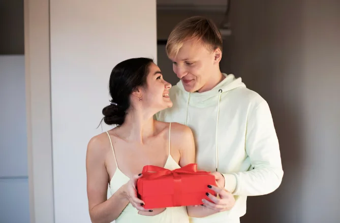 Недорогие подарки на 8 марта для жены