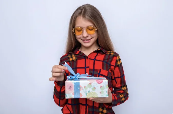 Что можно подарить на 8 марта девочке 7–10 лет