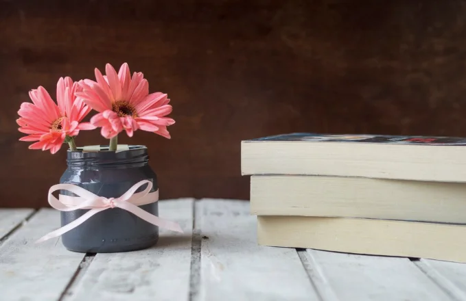 Благоустройство: деревья, скамейки, стенды